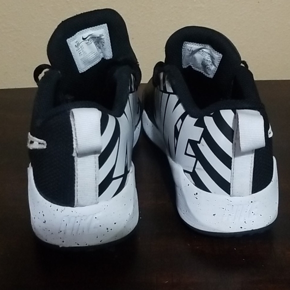 Nike Team Hustle Quick Shoes Black White Size 4.5 - Picture 3 of 9